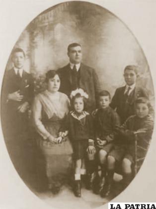 Juan Luzio, Cristina de Luzio, junto a sus hijos: Carlos, Guillermo, Rodolfo y Hugo (mellizos), y María Luisa Luzio