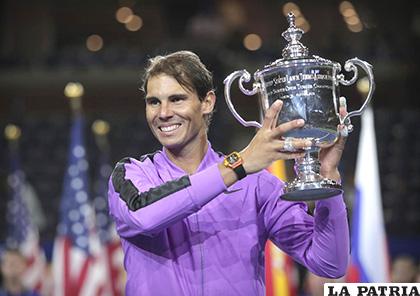 Rafael Nadal con el trofeo de campeón de US Open 2019 /elsiglodetorreon.com