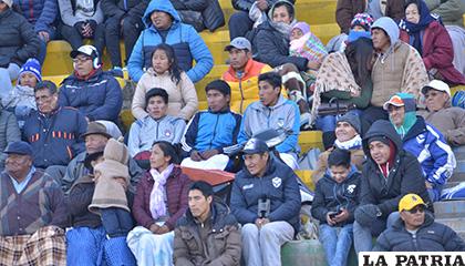 A pesar del frío reinante en la ciudad de Oruro, el público respondió /LA PATRIA /Reynaldo Bellota