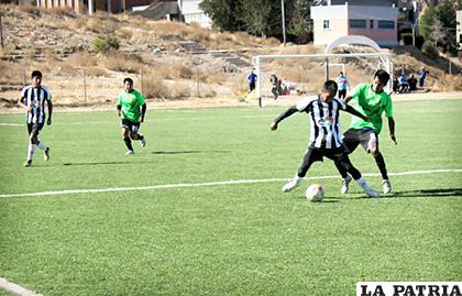 Una jugada del encuentro entre Oruro Royal y Deportivo Kala /Carla Herrera /LA PATRIA