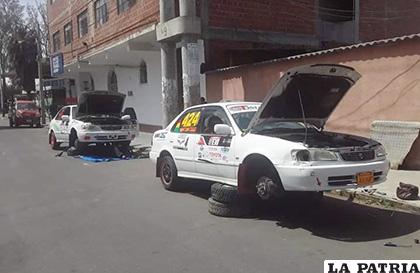 Trabajo exigente de los orureños para poner en condiciones sus coches /Cortesía Arturo Vargas