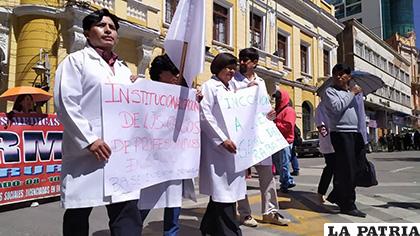 Médicos continúan con sus medidas de presión /LA PATRIA /ARCHIVO