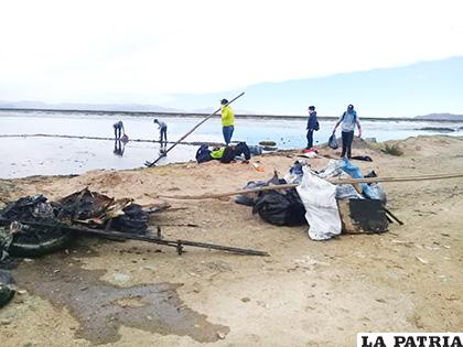 Limpieza que realizaron los voluntarios, este año en el lago Uru Uru /LA PATRIA