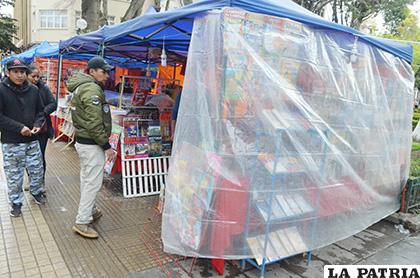 La lluvia afecta a la Feria Nacional del Libro en Oruro /LA PATRIA /Johan Romero