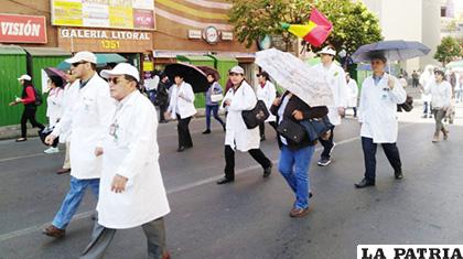 Una protesta de médicos en el centro paceño /ANF