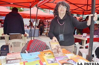 Gaby Vallejo en la Feria Nacional del Libro en Oruro /LA PATRIA /Johan Romero