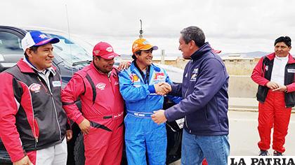 Los pilotos orureños siendo recibidos por el Ministro de Deportes, Tito Montaño /MINISTERIO DE DEPORTES