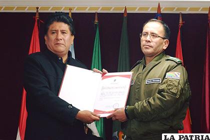El comandante departamental destacó la unión que existe entre la institución verde olivo y el GAMO, en favor de la ciudad de Oruro /LA PATRIA