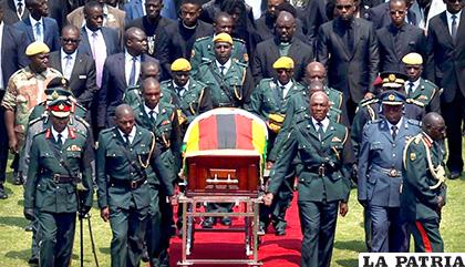 Jefes de Estado africanos, acompañados de altos cargos y representantes de otras partes del mundo, dieron el último adiós oficial al expresidente de Zimbabue Robert Mugabe /Reuters