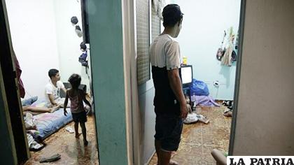 Fotografía del 26 de agosto de 2019 muestra a un joven venezolano que vive en una casa compartida con su esposa Deisy, sus hijos y otros migrantes en 
La Hormiga, Putumayo (Colombia)