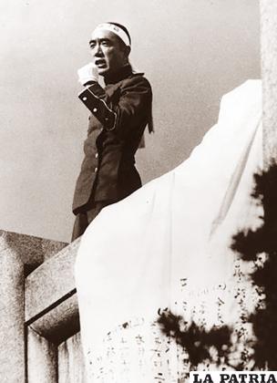 El escritor dando el famoso discurso en los balcones del campamento militar instantes antes de quitarse la vida, el 25 de noviembre de 1970