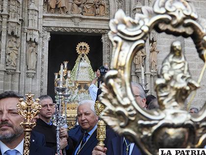 La Virgen de Guadalupe al salir de su templo