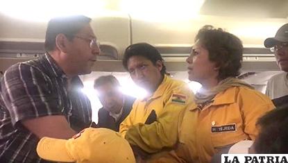El ministro de Economía y Finanzas, Luis Arce y la bombera, Kelly Tejeda se vieron cara a cara en un avión /Captura de video