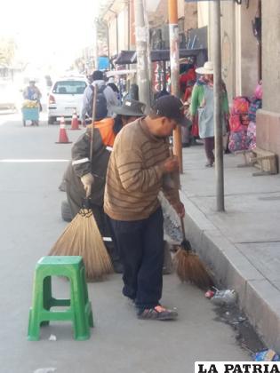 Un ciudadano que debió barrer las calles para resarcir su infracción por arrojo de basura en vía pública /EMAO