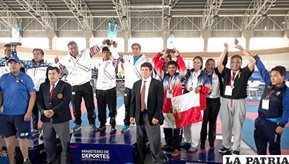 Oruro llegó en el cuarto puesto en el torneo nacional y recibió el reconocimiento /cortesía Marcelo Taborga