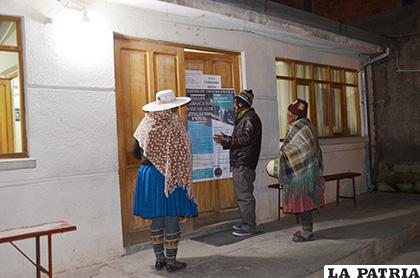 Los familiares en puertas de la Fiscalía departamental de Oruro /LA PATRIA