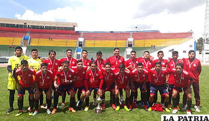 El plantel de jugadores de Afíz campeones en la Primera 