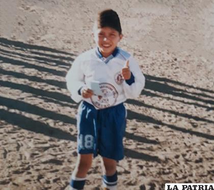 Sus inicios en el fútbol, fue en la escuela Niño Quirquincho Feliz