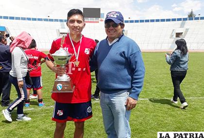 Douglas Zegarra campeón con Afiz, siempre tuvo el apoyo de su familia