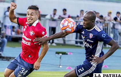 Esteban Orfano y Anier Figueroa disputan el balón /APG
