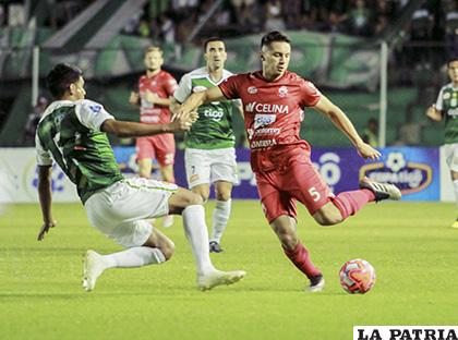 Mario Cuéllar de Guabirá en su afán de rematar ante la marca de su adversario /APG