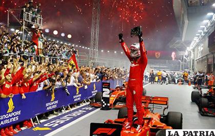 Celebra Sebastian Vettel por el triunfo en Singapur /as.com