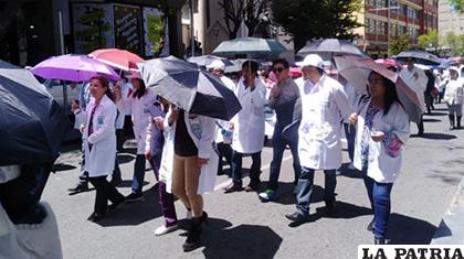 Médicos se movilizaron este martes por el centro paceño /ANF