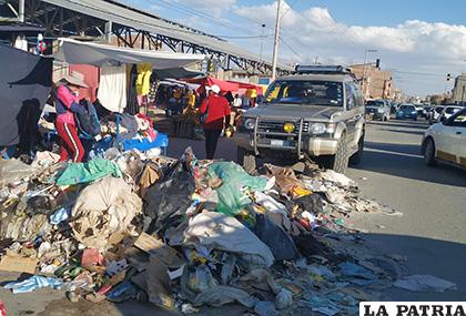 Promontorio de basura en la calle Tacna y Beni /LA PATRIA