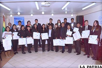 Los estudiantes recibieron laptops y certificados de reconocimiento /LA PATRIA