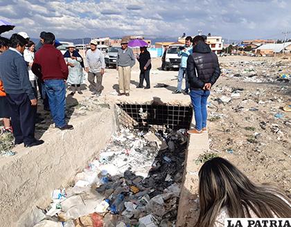 En canal de la zona Sur colmado de basura /GAMO