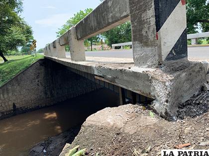 Una de las columnas del puente fue levemente dañada. El tráfico en la carretera en ningún momento se interrumpió /CONFIDENCIAL
