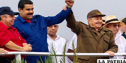 El expresidente cubano y líder del Partido Comunista de Cuba Raúl Castro  junto al presidente Venezolano Nicolás Maduro /800 Noticias