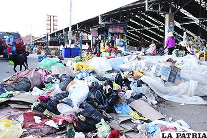 El panorama en el mercado es alarmante por la gran cantidad de basura que se esparce en vía pública /LA PATRIA