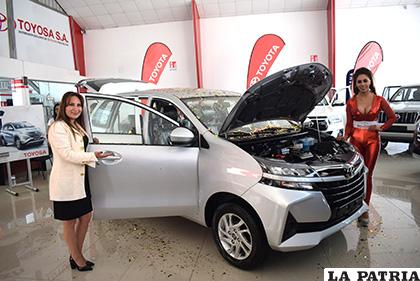 Uno de los modernos vehículos que presenta Toyosa /LA PATRIA