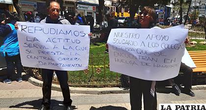 Dos dirigentes del magisterio urbano ayer hicieron un mitin en la plaza principal /LA PATRIA