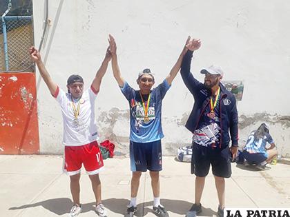 El orureño Jhony Lima en el primer lugar en la prueba de 5 mil metros /Marcelo Abascal /LA PATRIA 