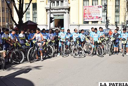 La delegación orureña con amplia cantidad de ciclistas /Reynaldo Bellota /LA PATRIA
