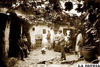 Jugando al sapo en la chichería, Cusco, 1931 /Foto de Martín Chambi