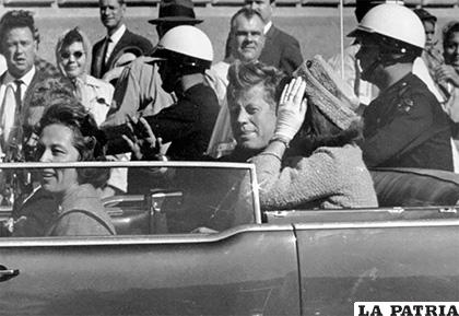 John F. Kennedy, minutos antes de recibir el disparo