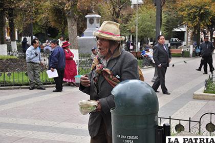 Algunos adultos mayores por necesidad mendigan o venden lo que pueden/LA PATRIA /ARCHIVO