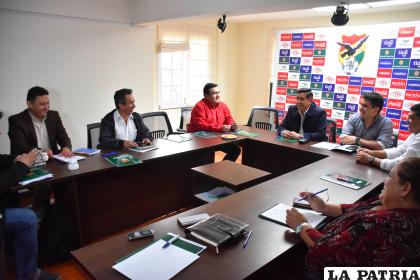 Convocar a un congreso extraordinario sería otra de las salidas /APG