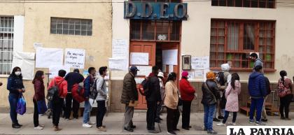 Existen largas filas en afueras del edificio de la DDEO /LA PATRIA