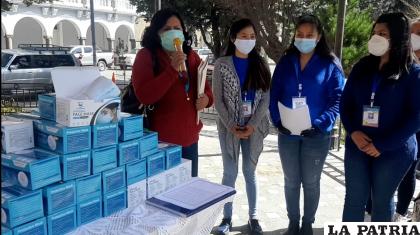 La entrega de los barbijos al Hospital Barrios Mineros /LA PATRIA