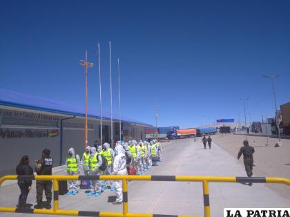 A las 12:20 horas empezaron a ingresar a territorio boliviano los reos desde Chile /Policía
