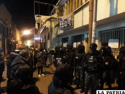 Varias personas se apostaron en el frontis del domicilio para pedir justicia /LA PATRIA
