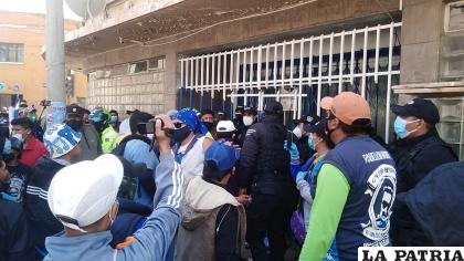 Hubo altercados en las puertas de la sede pero los hinchas no 
pudieron ingresar a las oficinas /LA PATRIA
