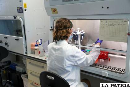 Una científica trabaja en la vacuna contra el Covid-19 producida por el Instituto Jenner de la Universidad de Oxford y el laboratorio AstraZeneca /Reuters