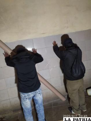 Parroquianos fueron arrestados por cometer infracción en plena pandemia /LA PATRIA
