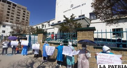 Ayer en la mañana salieron a protestar en puertas del Hospital Obrero /LA PATRIA