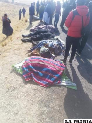 Se puede observar cómo los cuerpos de los fallecidos están a un costado de la vía /Guido Juan Cruz
